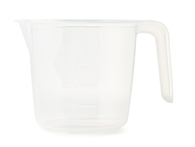 Bicchiere di plastica di misurazione isolato su sfondo bianco
