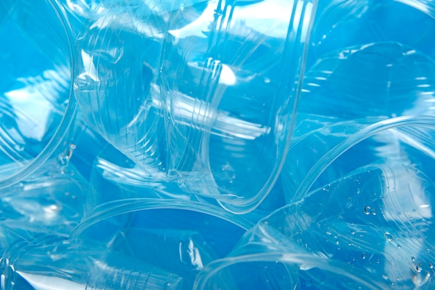 Bicchiere di plastica su sfondo azzurro.