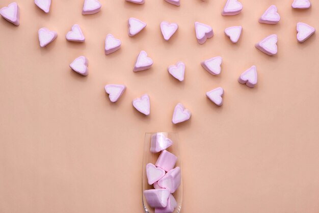 Bicchiere di San Valentino con tanti marshmallow di cuori di caramelle