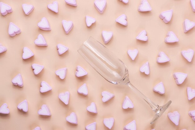 Bicchiere di San Valentino con tanti marshmallow di cuori di caramelle