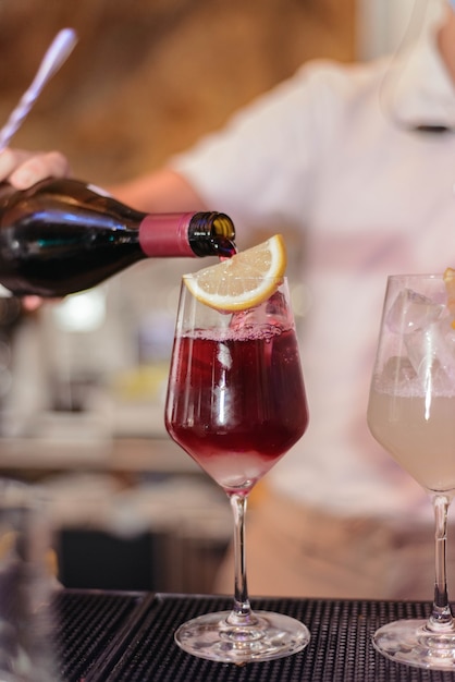 Bicchiere di sangria di vino rosso in un ristorante