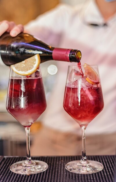 Bicchiere di sangria di vino rosso in un ristorante