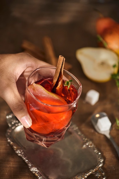 Bicchiere di sidro pera cocktail o limonata bastoncini di cannella anice stelle su sfondo di legno