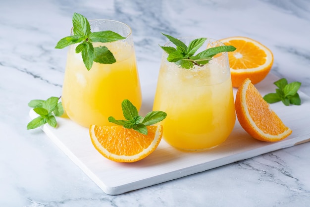Bicchiere di succo d'arancia con ghiaccio Arancio freddo fresco Bicchiere di succo d'arancia per una calda giornata estiva