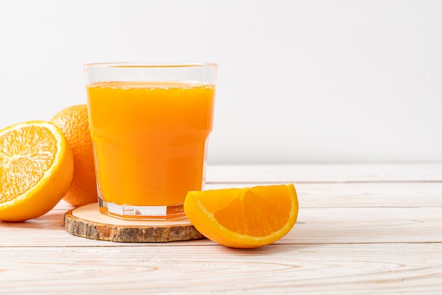 bicchiere di succo d'arancia fresco