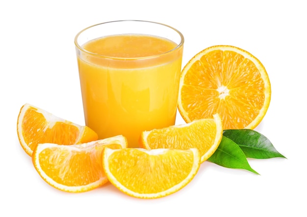 Bicchiere di succo d'arancia isolato su bianco