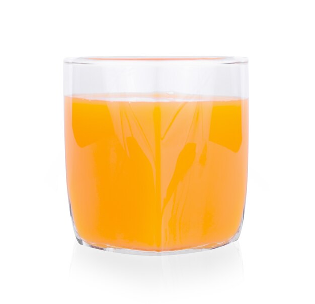 bicchiere di succo d'arancia su sfondo bianco.