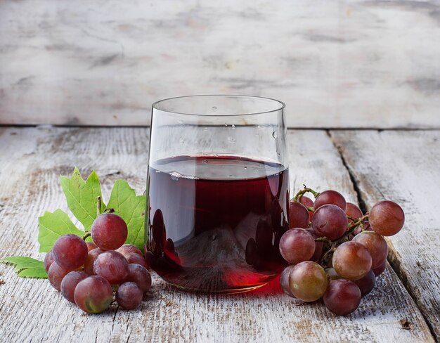 Bicchiere di succo d&#39;uva fresco
