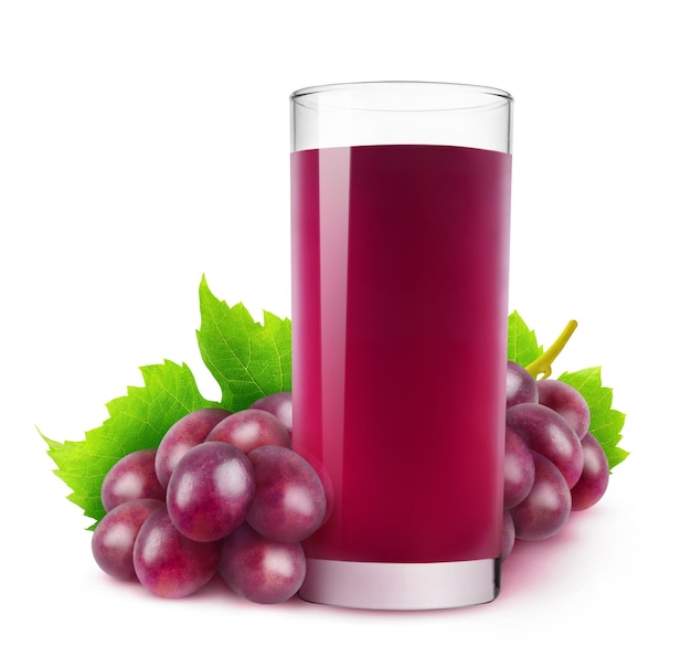 Bicchiere di succo d'uva rossa e grappolo di acini d'uva isolati su fondo bianco