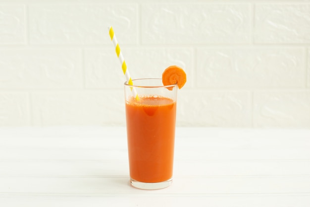 Bicchiere di succo di carota biologico e carota fresca