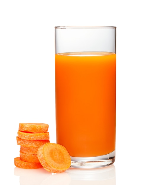 Bicchiere di succo di carota e carote fresche isolate su bianco