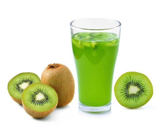 Bicchiere di succo di frutta con kiwi su uno sfondo bianco