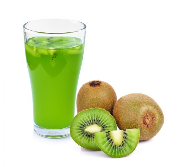 Bicchiere di succo di frutta con kiwi su uno sfondo bianco