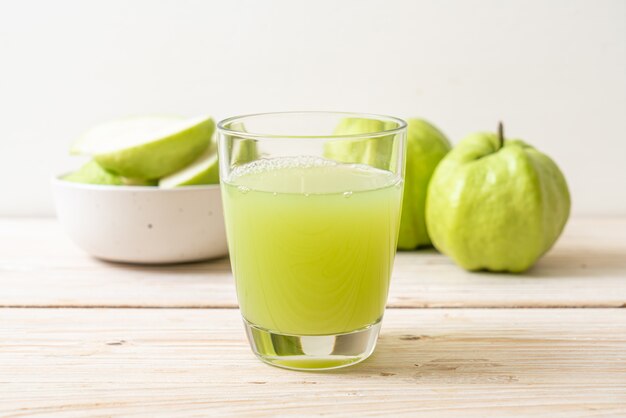 bicchiere di succo di guava fresco con guava fresco