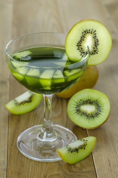 Bicchiere di succo di kiwi