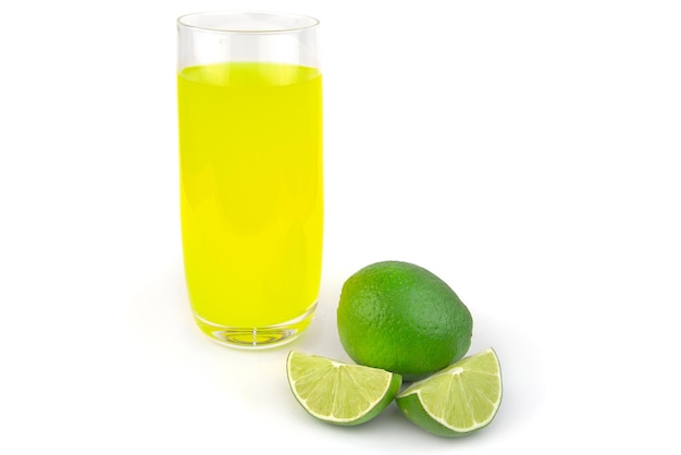 Bicchiere di succo di lime e menta isolato su bianco