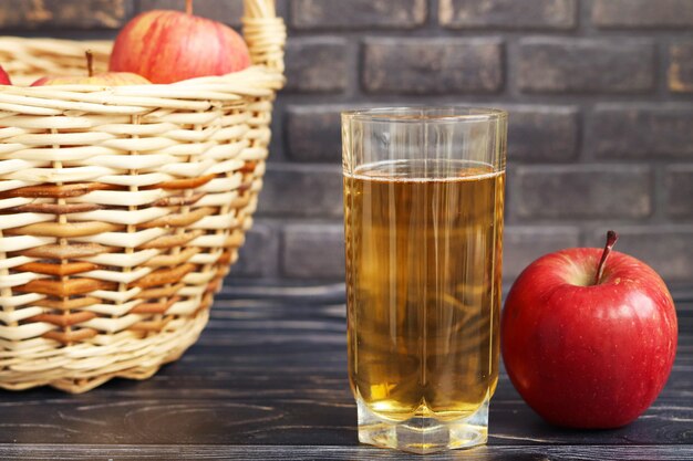 Bicchiere di succo di mela, mela rossa e succo di frutta