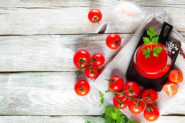 Bicchiere di succo di pomodoro fresco sul legno