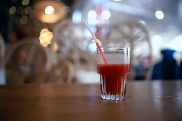 bicchiere di succo di pomodoro in un caffè/concetto vegetariano, una dieta sana