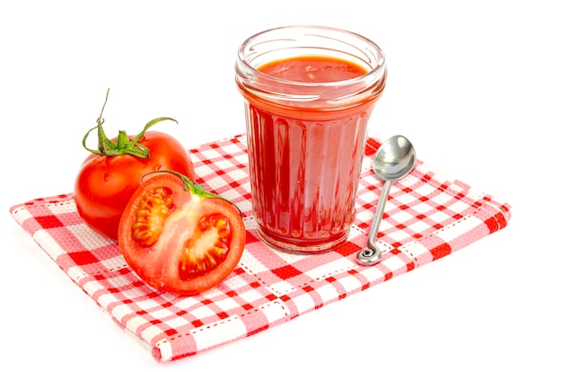 Bicchiere di succo di pomodoro naturale pomodori rossi freschi