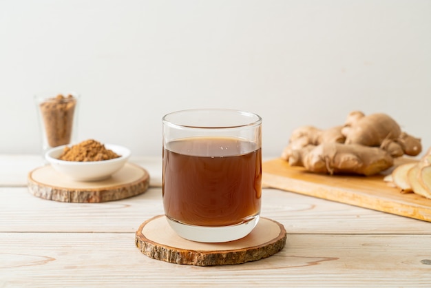 bicchiere di succo di zenzero caldo e dolce con radici di zenzero - Stile di bevanda salutare