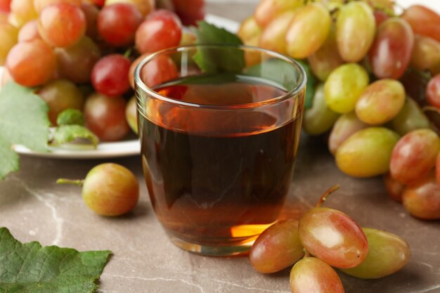 Bicchiere di succo e piatto con l'uva