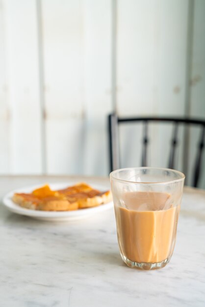 bicchiere di tè al latte tailandese caldo sul tavolo