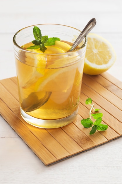 Bicchiere di tè al limone alla menta