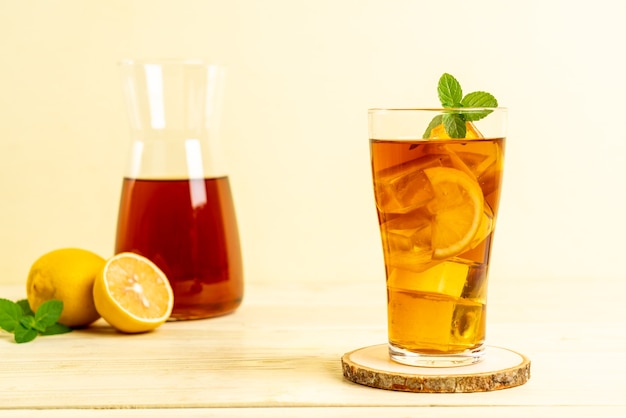 bicchiere di tè freddo al limone con menta