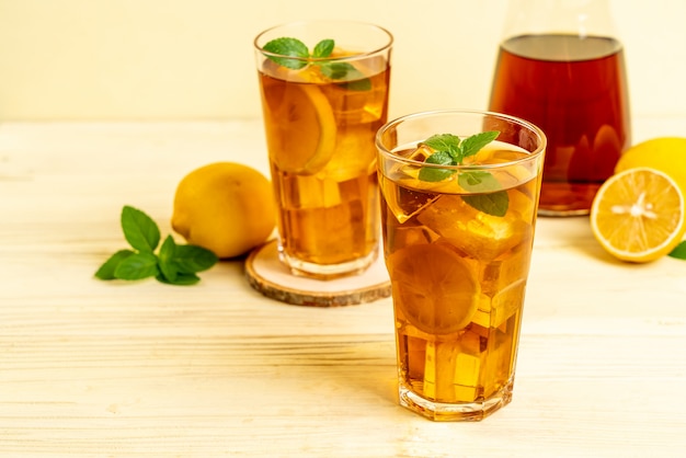 bicchiere di tè freddo al limone