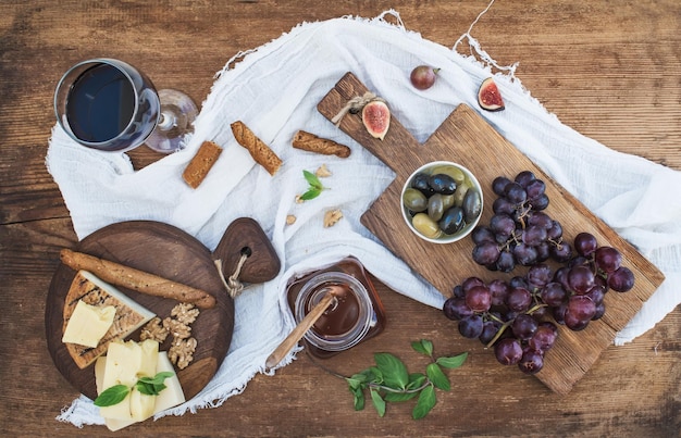 Bicchiere di uva da tavola di formaggio vino rosso