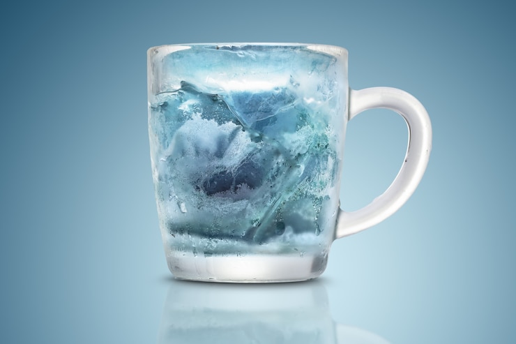 Foto bicchiere di vetro con ghiaccio blu su sfondo blu