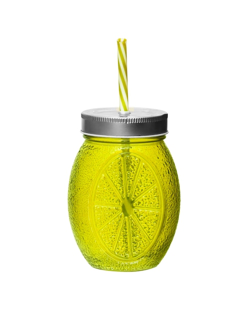 Bicchiere di vetro giallo Mason jar su una superficie bianca