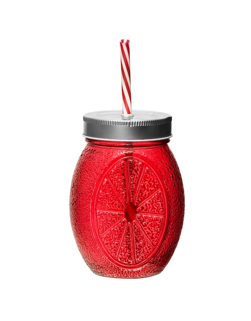 Bicchiere di vetro rosso Mason jar su una superficie bianca