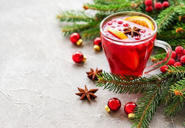 Bicchiere di vin brulé caldo