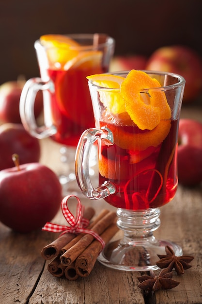 Bicchiere di vin brulè con arancia e spezie