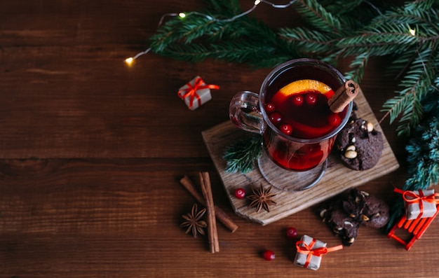 Bicchiere di vin brulè con cannella e arancia