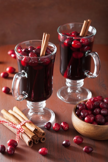 Bicchiere di vin brulé con mirtilli rossi e spezie, bevanda invernale