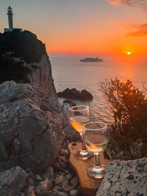 Bicchiere di vino appuntamento romantico mare