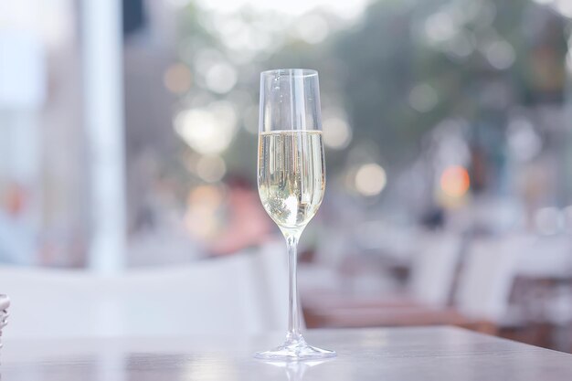 bicchiere di vino bianco ristorante interno, cena astratta con alcolici al bar