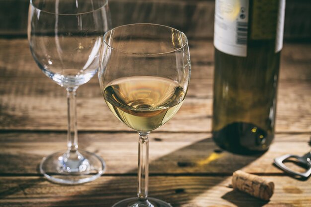 Bicchiere di vino bianco su sfondo di legno