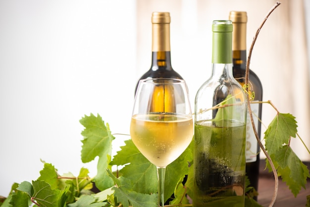 Bicchiere di vino bianco su una botte su sfondo bianco