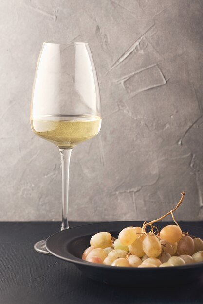 Bicchiere di vino bianco sul tavolo di legno d'epoca.