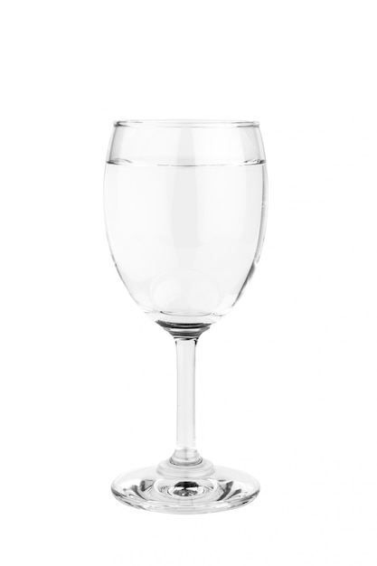 Bicchiere di vino con acqua isolata su fondo bianco