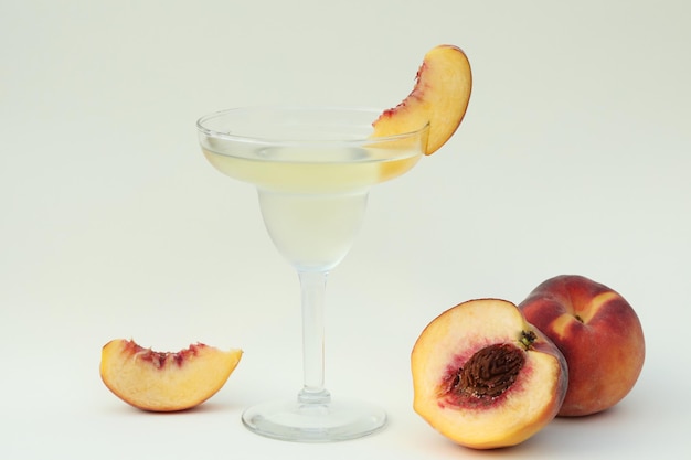 bicchiere di vino con cocktail di frutta fredda con spazio per la copia