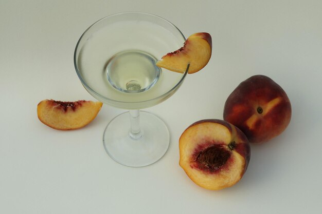 bicchiere di vino con cocktail di frutta fredda con spazio per la copia