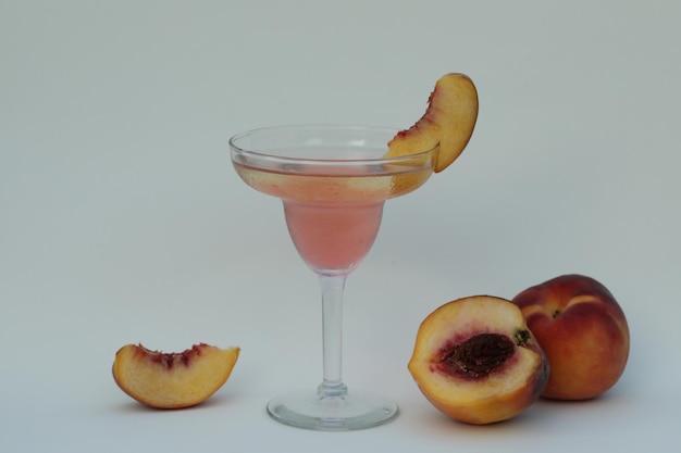 bicchiere di vino con cocktail di frutta fredda con spazio per la copia