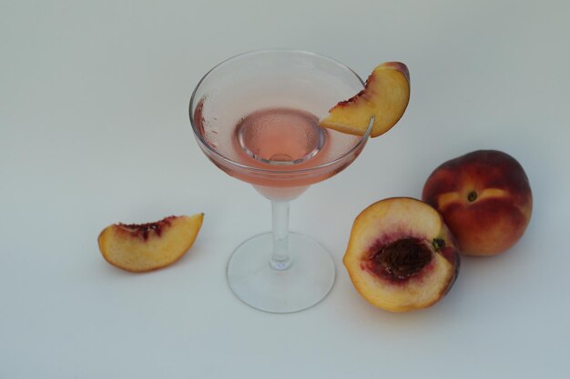 bicchiere di vino con cocktail di frutta fredda con spazio per la copia