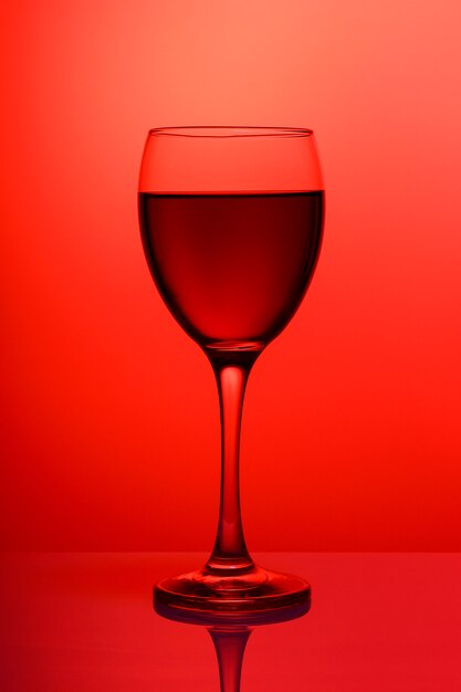 Bicchiere di vino con la fine del vino rosso in su