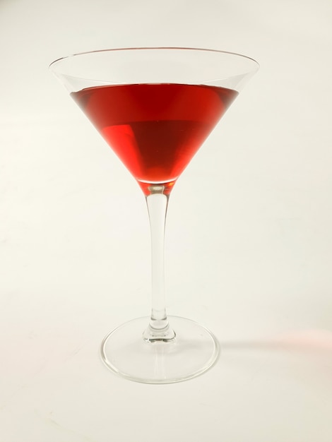 bicchiere di vino con martini rosso su sfondo bianco